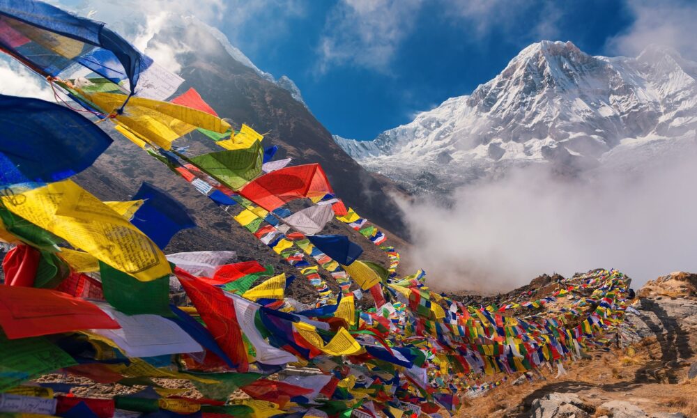 nepal-travel-mountains-buddist-flags-1000x600